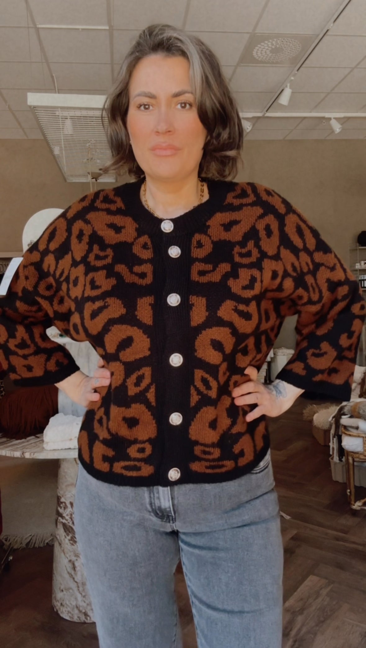 Stickad tröja LEO: Brun