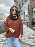 Load image into Gallery viewer, Leia stickad tröja Brun
