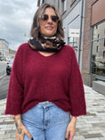 Load image into Gallery viewer, Leia stickad tröja Bordeaux
