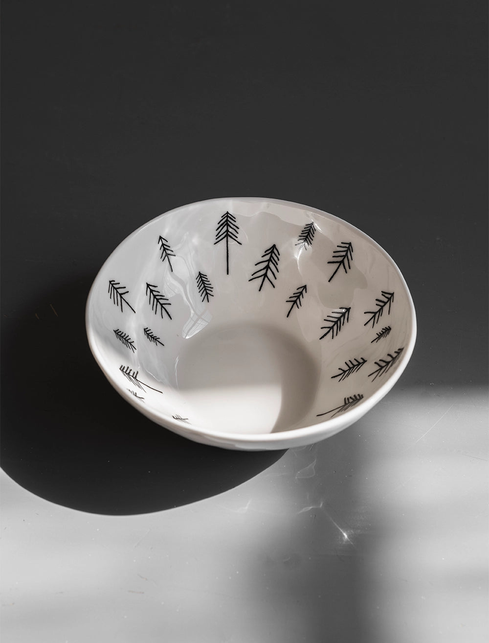 TALL BOWL, WHITE INKOMMER I MITTEN AV NOV