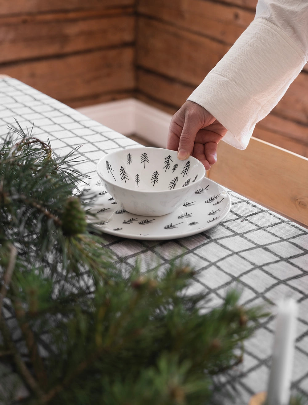 TALL BOWL, WHITE INKOMMER I MITTEN AV NOV