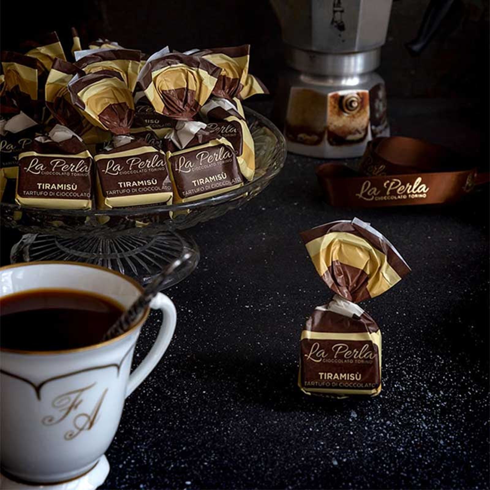 La perla Mjölkchokladtryffel med tiramisú, hasselnötter & krisp