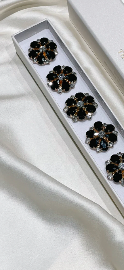 MAJA – BLACK & WHITE FLOWER BUTTON CHARM GOLD