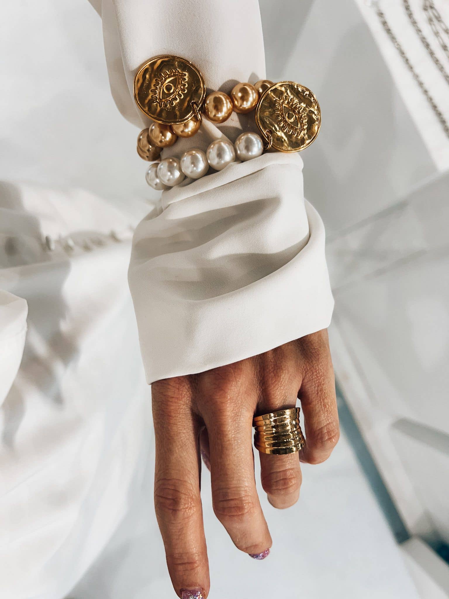Stort vitt pärlarmband med ögonmynt: Guld & vita pärlor