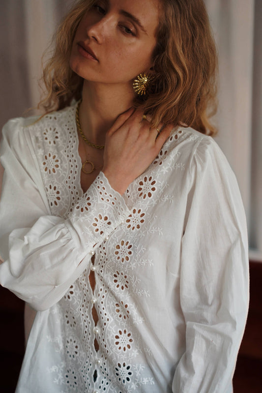 Broderad blus med hålad halsringning och blommiga detaljer VIT