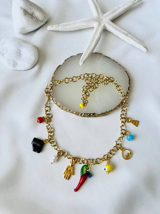 Multi charm sommarhalsband och blått pärlhalsband: Guld charmkedja