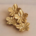 Load image into Gallery viewer, Rostfritt stål statement örhänge 2 blommor - guld

