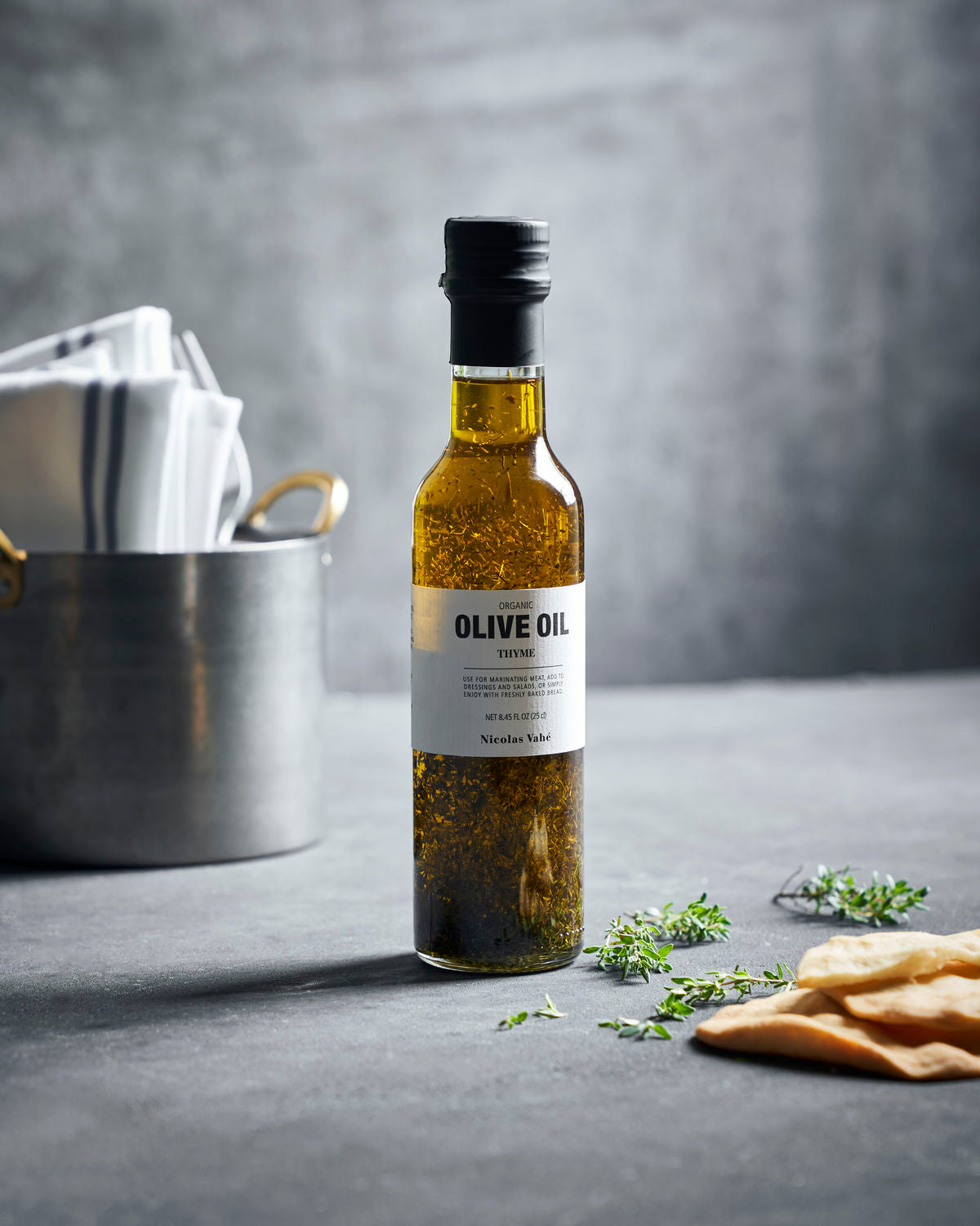 Organic olive oil with thyme